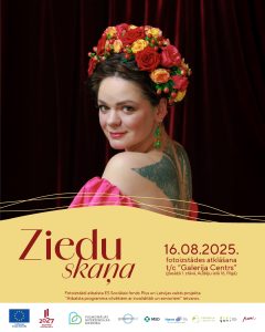 Attēlā jauna sieviete tumšiem matiem un rožu vainagu. Tekstā izstādes nosaukums Ziedu skaņa un notikuma laiks un vieta.