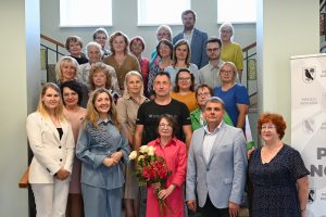 Fotoizstādes Ziedu skaņa atklāšana Preiļos. Attēlā atklāšanas viesi, Preiļu domes darbinieki un biedrības projekta vadītāja un izstādes producente.